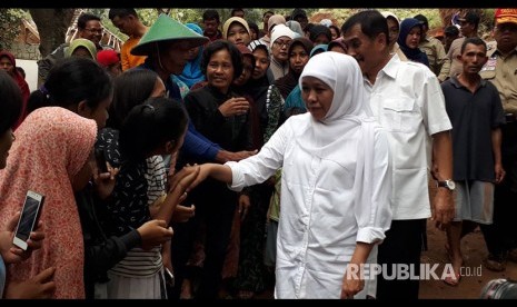 Menteri Sosial Khofifah Indar Parawansa mendatangi lokasi bencana longsor di Desa Mlati, Arjosari, Pacitan, Jawa Timur, Jumat (1/12). 