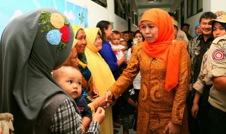 Menteri Sosial Khofifah Indar Parawansa menengok pengungsi banjir bandang Kabupaten Garut, Jawa Barat yang menetap di hunian sementara, Sabtu (4/3).