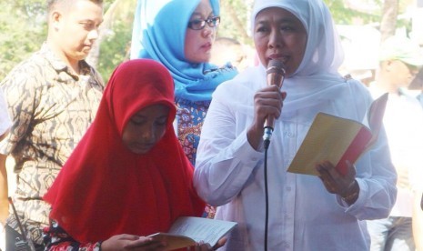 Menteri Sosial Khofifah Indar Parawansa mengajak anak-anak korban gempa mengaji bersama di Masjid Al Istiqamah, Kelurahan Meureudu, Kecamatan Trienggadeng, Pidie Jaya, Kamis (15/12). 