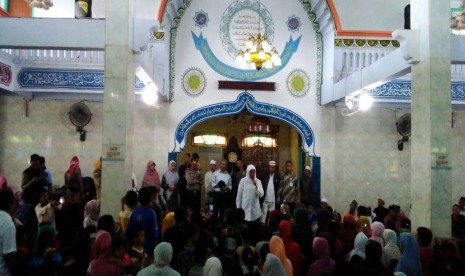 Menteri Sosial Khofifah Indar Parawansa mengajak korban banjir Bima bersalawat di Masjid Baitul Hamid, Kota Bima. 