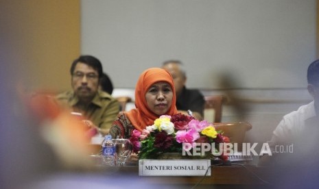 Menteri Sosial Khofifah Indar Parawansa mengikuti rapat kerja dengan Komisi VIII di Komplek Parlemen Senayan, Jakarta, Rabu (20/1).