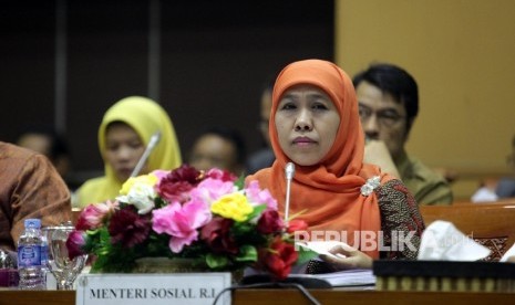 Menteri Sosial Khofifah Indar Parawansa mengikuti rapat kerja dengan Komisi VIII di Komplek Parlemen Senayan, Jakarta, Rabu (20/1).