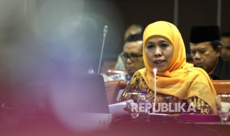 Menteri Sosial Khofifah Indar Parawansa mengikuti rapat kerja dengan Komisi VIII DPR di Komplek Parlemen Senayan, Jakarta, Rabu (20/7).