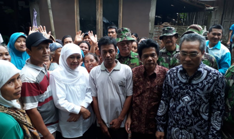  Menteri Sosial Khofifah Indar Parawansa mengunjungi korban banjir di Pendopo Desa Kebon Agung, Bantul, Yogyakarta.