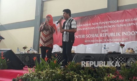 Menteri Sosial Khofifah Indar Parawansa menyalurkan Bantuan Sosial Program Keluarga Harapan (PKH) Tahap IV dan Bantuan Pangan Non Tunai (BPNT) Tahap VI di GOR Turida, Mataram, Jumat (24/11).