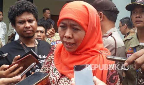 Menteri Sosial Khofifah Indar Parawansa menyalurkan Bantuan Sosial Program Keluarga Harapan (PKH) Tahap IV dan Bantuan Pangan Non Tunai (BPNT) Tahap VI di GOR Turida, Mataram, Jumat (24/11).