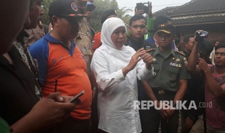 Menteri Sosial Khofifah Indar Parawansa menyambangi lokasi banjir di Desa Sepit, Kecamatan Keruak, Kabupaten Lombok Timur, NTB pada Kamis (23/11).