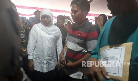 Menteri Sosial Khofifah Indar Parawansa menyambangi lokasi banjir di Desa Sepit, Kecamatan Keruak, Kabupaten Lombok Timur, NTB pada Kamis (23/11).