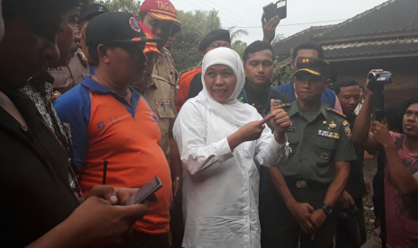 Menteri Sosial Khofifah Indar Parawansa menyambangi lokasi banjir di Desa Sepit, Kecamatan Keruak, Kabupaten Lombok Timur, NTB pada Kamis (23/11).  