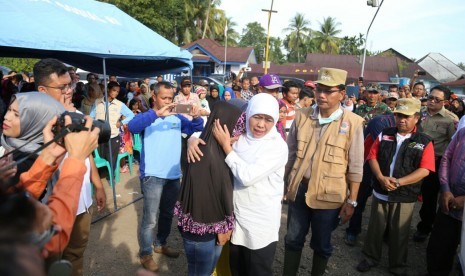 Menteri Sosial Khofifah Indar Parawansa merangkul dan menenangkan seorang keluarga korban meninggal dalam musibah bencana longsor dan banjir di Kecamatan Pangkalan, Kabupaten Limapuluh Kota.