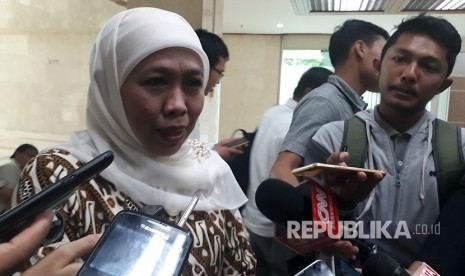 Menteri Sosial Khofifah Indar Parawansa saat ditanyai kesiapannya maju di Pilkada Jawa Timur 2018 sebelum rapat kerja dengan Komisi VIII DPR di Kompleks Parlemen, Senayan, Jakarta pada Selasa (17/10).