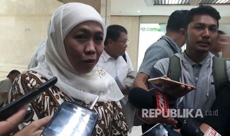 Menteri Sosial Khofifah Indar Parawansa saat ditanyai kesiapannya maju di Pilkada Jawa Timur 2018 sebelum rapat kerja dengan Komisi VIII DPR di Kompleks Parlemen, Senayan, Jakarta pada Selasa (17/10).