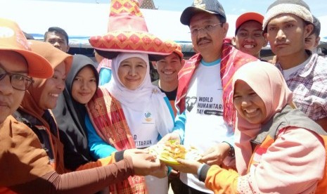 Menteri Sosial Khofifah Indar Parawansa saat memperingati World Humanitarian Day di Kabupaten Karo, Sumatra Utara, Selasa (22/8).