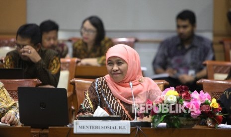 Menteri Sosial Khofifah Indar Parawansa saat mengikuti Rapat Kerja (Raker) dengan Komisi VIII DPR di Kompleks Parlemen, Senayan, Jakarta, Selasa (13/6). 