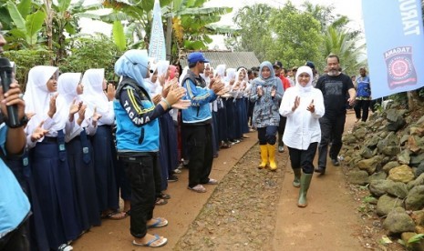 Menteri Sosial Khofifah Indar Parawansa, saat mengunjungi lokasi bencana longsor Pangandaran