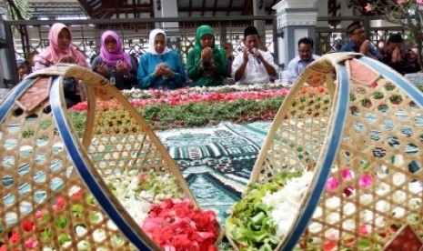 Menteri Sosial Khofifah Indar Parawansa (tengah) berdoa saat ziarah dimakam KH Abdurrahman Wahid (Gus Dur) di komplek makam Ponpes Tebuireng Jombang, Jawa Timur, Sabtu (7/11)