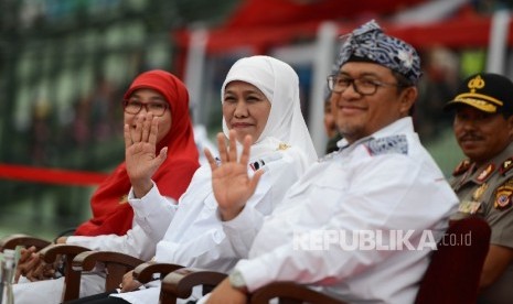 Menteri Sosial Khofifah Indar Parawansa (tengah) bersama Gubernur Jawa Barat Ahmad Heryawan (kanan) melambaikan tangan saat upacara penutupan Pekan Paralimpik Nasional (Peparnas) XV yang diadakan di Stadion Siliwangi, Kota Bandung, Jawa Barat, Senin (24/10