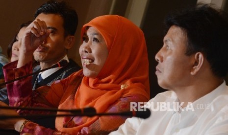 Menteri Sosial Khofifah Indar Parawansa (tengah) bersama Kepala Bareskrim Irjen Ari Dono (kanan) dan Ketua Komisi Perlindungan Anak Indonesia (KPAI) Asrorun Ni'am Sholeh (kiri) memberikan keterangan kepada awak media saat menggelar konferensi pers 