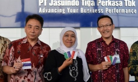 Menteri Sosial Khofifah Indar Parawansa (tengah), Direktur Utama BPJS Kesehatan Fahmi Idris (kanan), Direktur Utama Pt. Jasuindo Tiga Perkasa Allan Wibisono (kiri) berfoto bersama seusai meninjau percetakan Kartu 'Sakti' di PT Jasuindo Tiga Perkasa, Sidoar