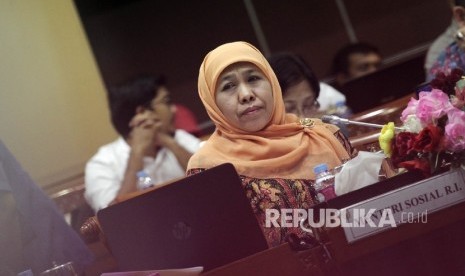 Menteri Sosial Khofifah Indar Parawansa (tengah) mengikuti rapat kerja bersama Komisi VIII DPR di Kompleks Parlemen Senayan, Jakarta, Selasa (18/10). 