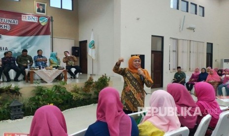 Menteri Sosial Khofifah Indra Parawansa menyalurkan bantuan sosial nontunai pada Program Keluarga Harapan (PKH) dan bantuan hibah di aula gedung Bale Kota Tasikmalaya, Jumat (3/3) pukul 18.00 WIB.