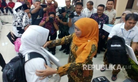 Menteri Sosial Khofifah Indra Parawansa menyalurkan bantuan sosial non tunai pada Program Keluarga Harapan (PKH) dan bantuan hibah di aula gedung Bale Kota Tasikmalaya, Jumat (3/3) pukul 18.00 WIB.