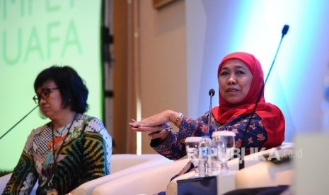 Menteri Sosial Khoiffah Indar Parawansa (kanan), Dir Eksekutif Departemen Kebijakan Sistm Pembangunan Bank Indonesia Enny Panggabean ( kiri) berbicara saat Diskusi Rembuk Republik di Jakarta, Selasa (28\2).