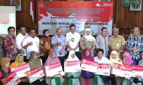 Menteri Sosial menghadiri penyaluran bantuan sosial di Yogyakarta pada Rabu (15/11). Bantuan yang merupakan bantuan sosial nontunai itu diberikan bagi peserta program keluarga harapan (PKH) dan bantuan pangan nontunai (BPNT). 