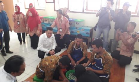 Menteri Sosial (Mensos) Juliari P Batubara memantau layanan di Balai Rehabilitasi Sosial Penyandang Disabilitas Mental Phala Martha (BRSPDM) Kecamatan Cibadak Kabupaten Sukabumi, Selasa (10/3).