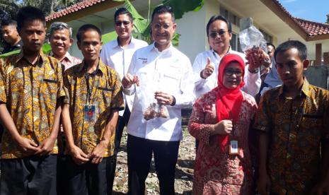 Menteri Sosial (Mensos) Juliari P Batubara memantau layanan di Balai Rehabilitasi Sosial Penyandang Disabilitas Mental Phala Martha (BRSPDM) Kecamatan Cibadak Kabupaten Sukabumi, Selasa (10/3).(Republika/Riga Nurul Iman)