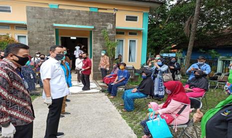 Menteri Sosial (Mensos) Juliari P Batubara menyerahkan secara simbolik kartu program sembako di Kantor Kelurahan Sawah, Ciputat, Tangerang Selatan (Tangsel), Selasa (21/4).