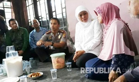 Menteri Sosial (Mensos) Khofifah Indar Parawansa berbincang dengan keluarga almarhum SR (8) pelajar SDN Longkewang Kabupaten Sukabumi yang meninggal di sekolah Jumat (11/8). 