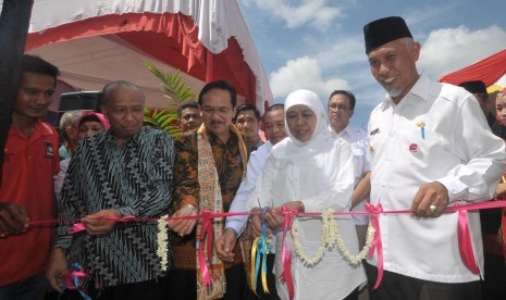 Menteri Sosial (Mensos), Khofifah Indar Parawansa (dua kanan) bersama Wali Kota Padang, Mahyeldi (kanan) saat meresmikan Kampung Kesetiakawanan Sosial, di Balai Gadang, Padang, Sumatera Barat, Kamis (9/3).