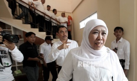 Menteri Sosial (Mensos) Khofifah Indar Parawansa (kanan) bersama Kepala Badan Nasional Penanggulangan Terorisme (BNPT), Suhardi Alius (ketiga kanan) berjalan usai menemui 75 WNI Temui WNI Terduga ISISyang diduga terlibat dalam kelompok radikal di Suriah, J