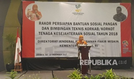 Menteri Sosial (Mensos) Khofifah Indar Parawansa membuka rapat koordinasi persiapan bantuan sosial pangan dan bimbingan teknis koordinator kabupaten (korkob)/koordinator kota (korkot) tenaga kesejaheraan sosial 2018, di Jakarta Utara, Jumat (15/12).