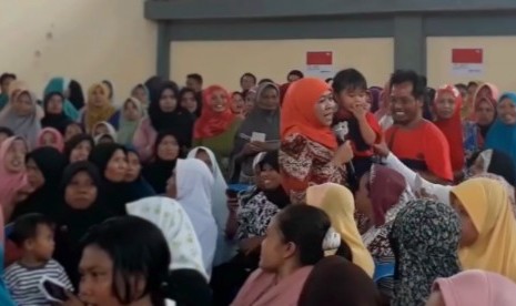 Menteri Sosial (Mensos) Khofifah Indar Parawansa saat memberi bantuan sosial di GOR Turida, Mataram, NTB