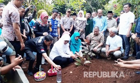 Menteri Sosial (Mensos) Khofifah Indar Parawansa ziarah kubur ke makam korban SR (8 tahun) pelajar SDN Longkewang Kabupaten Sukabumi yang meninggal di sekolah Jumat (11/8).