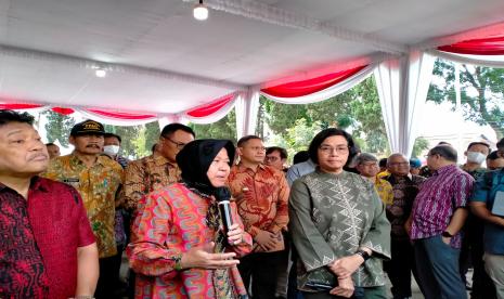 Menteri Sosial (Mensos) RI, Tri Rismaharini dan Menteri Keuangan (Menkeu) RI, Sri Mulyani menghadiri pelaksanaan kegiatan pemberdayaan ekonomi masyarakat subsisten di Kantor Kecamatan Pujon, Kabupaten Malang, Jumat (20/1/2023). 