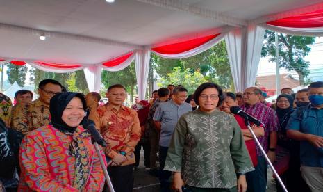 Menteri Sosial (Mensos) RI, Tri Rismaharini dan Menteri Keuangan (Menkeu) RI, Sri Mulyani menghadiri pelaksanaan kegiatan pemberdayaan ekonomi masyarakat subsisten di Kantor Kecamatan Pujon, Kabupaten Malang, Jumat (20/1/2023). 