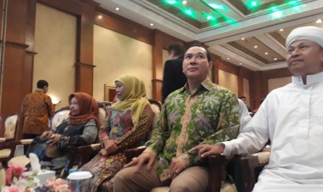 Menteri Sosial Republik Indonesia, Khofifah Indar Parawansah dan Hutomo Mandala Putra alias Tommy Soeharto menghadiri acara Penutupan Rapimnas Muslimat NU 2017 di Hotel Crowne Plaza, Jakarta Selatan, Senin (27/3). 