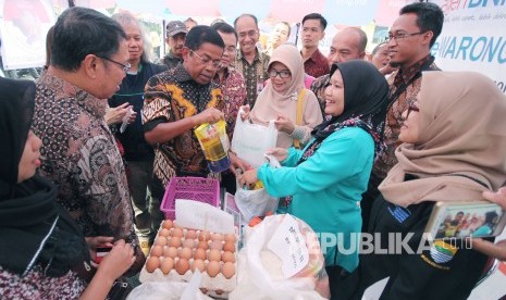 Menteri Sosial RI Idrus Marham berbincang dengan warga penerima bantuan yang sedang berbelanja sembako usai penyerahan bantuan Penyaluran Bantuan Sosial Program Keluarga harapan (PKH) dan Bantuan Pangan Non Tunai (BPNT), di Aula Wyata Guna, Kota Bandung, Kamis (1/3).