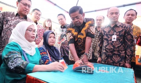 Menteri Sosial RI Idrus Marham berbincang dengan warga yang akan menggunakan kartu Keluarga Sejahtera usai penyerahan bantuan Penyaluran Bantuan Sosial Program Keluarga harapan (PKH) dan Bantuan Pangan Non Tunai (BPNT), di Aula Wyata Guna, Kota Bandung, Kamis (1/3).