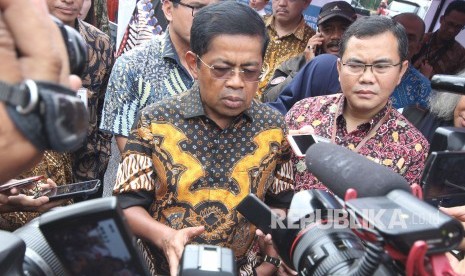 Menteri Sosial RI Idrus Marham diwawancara wartawan usai acara Penyaluran Bantuan Sosial Program Keluarga harapan (PKH) dan Bantuan Pangan Non Tunai (BPNT) di Aula Wyata Guna, Kota Bandung, Kamis (1/3).