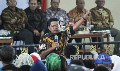 Menteri Sosial (Mensos) RI Idrus Marham memberikan sambutan usai menyerahkan bantuan Penyaluran Bantuan Sosial Program Keluarga harapan (PKH) / Ilustrasi 