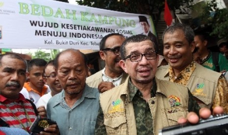 Menteri Sosial Salim Segaf Al Jufri (kanan) seusai meletakan batu pertama saat meresmikan program Bedah Kampung di Kampung Melayu Kecil, Bukit Duri, Jakarta, Ahad (29/9). 