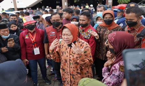 Menteri Sosial Tri Rismaharini berdialog dengan sejumlah penerima manfaat bantuan sosial di kompleks Pasar Muntilan, Magelang, Jawa Tengah, Sabtu (21/5/2022). Kedatangan Mensos dalam rangka mendampingi Presiden Joko Widodo sekaligus memberikan bantuan sosial kepada sejumlah penerima manfaat serta penyandang disabilitas. 