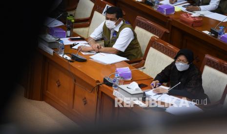 Menteri Sosial Tri Rismaharini (kanan) bersama Kepala BNPB Letjen TNI Doni Monardo mengikuti rapat kerja dengan Komisi VIII DPR di Kompleks Parlemen, Senayan, Jakarta, Selasa (16/3/2021). Rapat kerja tersebut membahas anggaran penanggulangan bencana 2021. 