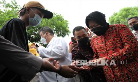 Menteri Sosial Tri Rismaharini (kanan) mengecek saldo rekening penerima Bantuan Langsung Tunai di Kantor Panti Jompo Minaula Ranooha Kecamatan Ranomeeto, Konawe Selatan, Sulawesi Tenggara, Jumat (18/3/2022). Kunjungan Mensos di Panti Jompo Minaula Ranooha itu untuk memberikan bantuan sosial kepada penghuni panti dan penyandang disabilitas serta memberikan edukasi cara menjual hasil kerajinan agar bisa dirasakan para penerima manfaat. 