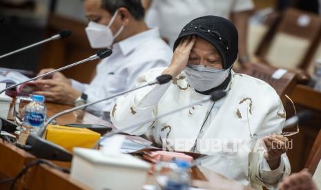 Menteri Sosial Tri Rismaharini (kanan) mengikuti rapat kerja dengan Komisi VIII DPR di Kompleks Parlemen, Senayan, Jakarta Pusat, Kamis (3/6/2021). 