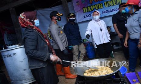 Menteri Sosial Tri Rismaharini (kedua kanan) didampingi Bupati Nganjuk Novi Rahman Hidayat (ketiga kanan) meninjau dapur umum usai berkunjung di posko pengungsian tanah longsor, Ngetos, Nganjuk, Jawa Timur, Selasa (16/2/). Novri dikabarkan baru saja terjaring operasi tangkap tangan oleh KPK.